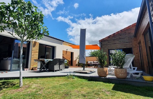 Les Moutiers-en-Retz House | Maison 6 Personnes Avec Piscine D'intérieur Proche de la mer