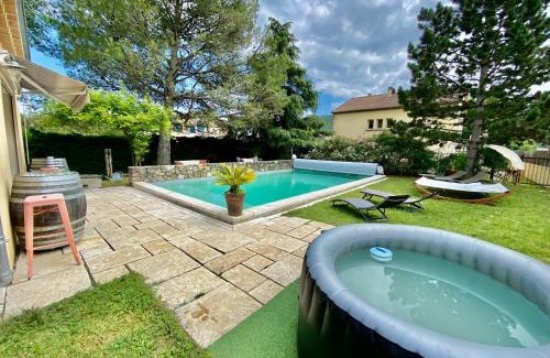 Alba-la-Romaine House | Maison 6p, 3ch, piscine, jacuzzi, cuisine d'été, jardin clos