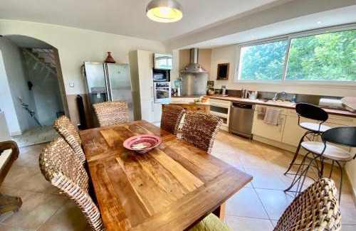 Alba-la-Romaine House | Maison 6p, 3ch, piscine, jacuzzi, cuisine d'été, jardin clos