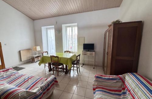 Saint-Mathurin House | Maison au bourg de Saint-Mathurin, proche commerces, à 10km des plages des Sables d'Olonne, pour 2 pers. - FR-1-197-546