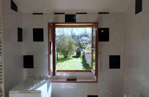 Pont-la-Ville House | Maison Authentique avec Jardin Clos et Parking Privé à Pont-la-Ville - FR-1-611-59