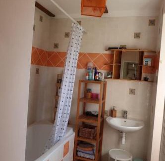 Tournemire Apartment | Maison aux volets rouges