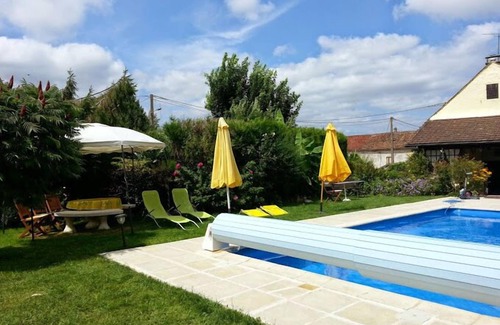 Saacy-sur-Marne House | Maison Briarde sleeps 6, heated pool, private garden, private parking