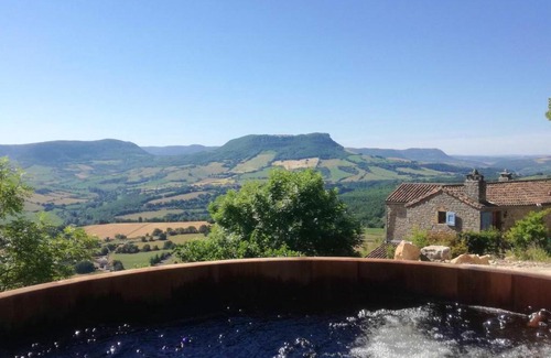 Saint-Georges-de-Luzencon House | Maison charmante à Saint-Georges-de-Luzençon avec jacuzzi