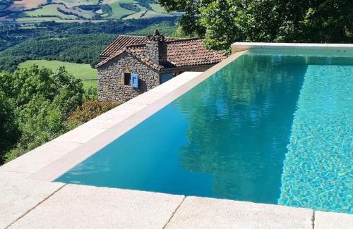 Saint-Georges-de-Luzencon House | Maison charmante à Saint-Georges-de-Luzençon avec jacuzzi