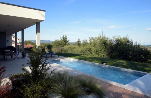 Saint-Genis-les-Ollieres Bed & Breakfast | Maison Canopée