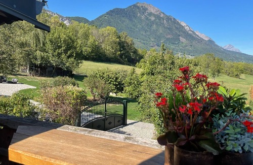 Gilly-sur-Isere House | Maison Campagne, Terrasse et Jardin, Proche de Toutes Commodités. Local Sécurisé