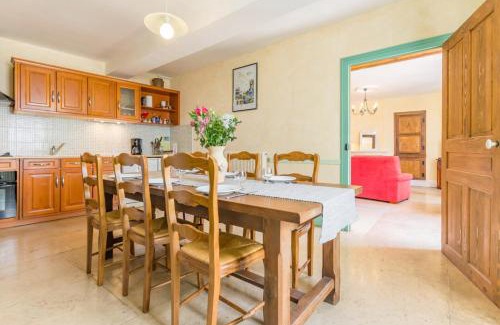 Eringes House | Maison chaleureuse à Éringes avec jardin et parking inclus