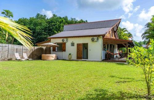 Point d'Or House | Maison chaleureuse aux Abymes avec jacuzzi relaxant