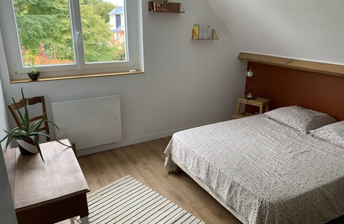 Sautron House | Maison Chaleureuse Dans un Écrin de Verdure