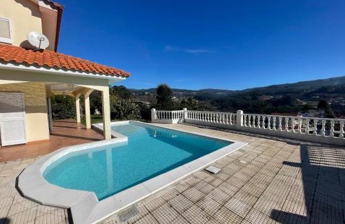 Macieira de Cambra Villa | Maison chaleureuse avec piscine & vue panoramique