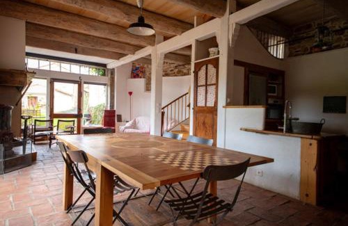 Faugeres House | Maison charmante à Faugères avec vue sur la montagne