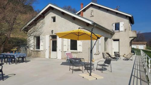 Plan-de-Baix House | Maison charmante à Plan-de-Baix avec vue montagne.