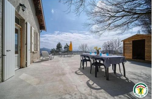 Plan-de-Baix House | Maison charmante à Plan-de-Baix avec vue montagne.