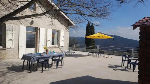 Plan-de-Baix House | Maison charmante à Plan-de-Baix avec vue montagne.