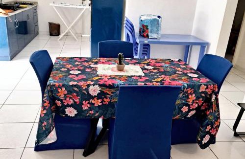 Le Moule House | Maison confortable à Le Moule avec piscine partagée