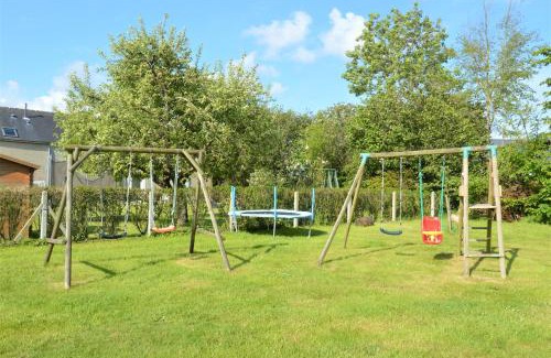 Le Breuil-en-Bessin House | Maison confortable séjour spacieux, belle terrasse avec grand jardin avec jeux extérieurs près Bayeux et Omaha Beach