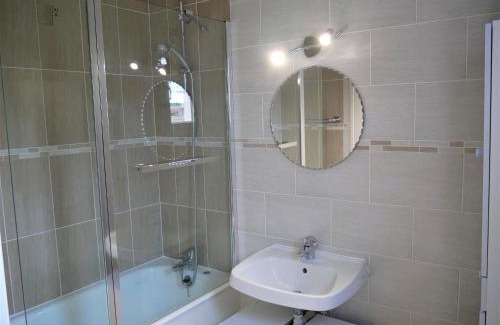 Sully-sur-Loire House | Maison cosy à Sully-sur-Loire, 5 chambres, terrasse, parking, draps et chauffage inclus - FR-1-590-220