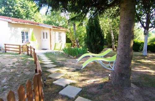 Genouillac House | Maison de 2 chambres avec vue sur le lac jardin clos et wifi a Lapeyrouse