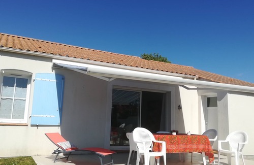 Brem Sur Mer House | Maison de 3 Chambres en Vendée Près des Commerces et des Plages