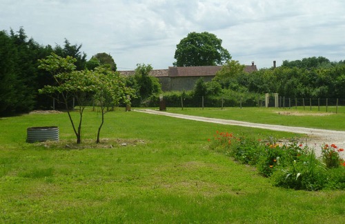 Villefagnan House | Maison de Campagne Avec 3 Couchages Tous Équipée Cour et Jardin Privée