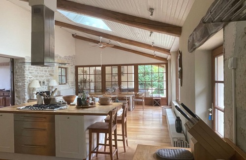 Antezant-la-Chapelle House | Maison de Charme, 4 Chambres, Grand Jardin et Piscine Privée