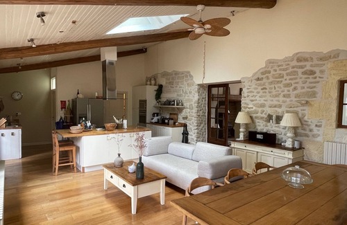 Antezant-la-Chapelle House | Maison de Charme, 4 Chambres, Grand Jardin et Piscine Privée