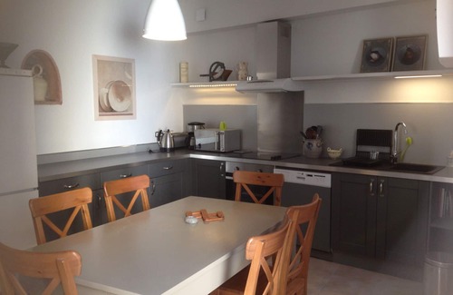 Sainte-Marie-la-Mer House | MAISON de CLARA, 4 ⭐️ 2,3 km la plage, Refined decor, wifi, courtyard, garage, air conditioning