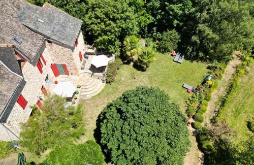 Lanuejouls House | Maison de ferme, prairies sur la colline, étang