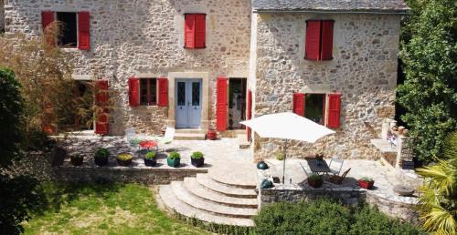 Lanuejouls House | Maison de ferme, prairies sur la colline, étang