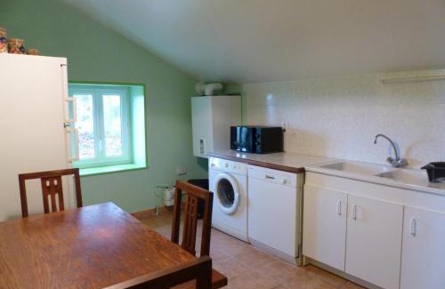 Deux-Chaises House | Maison de ferme rénovée, campagne, cheminée, étang privé, jardin, parking, internet - FR-1-489-177