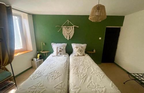 Saint-Julien-de-Peyrolas Bed & Breakfast | Maison des Bourgades