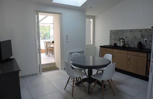Salignac-sur-Charente House | Maison de Village Avec Jardin, Idéale Pour des Vacances en Famille