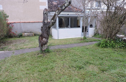 Salignac-sur-Charente House | Maison de Village Avec Jardin, Idéale Pour des Vacances en Famille