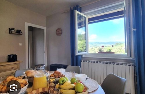 Saint-Georges-en-Couzan House | Maison de Campagne Entière Gîte 3 Épis Jardin Extérieur Clos Animaux Admis