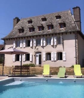 Roannes-Saint-Mary House | Maison de maître de 1789 rénovée avec piscine