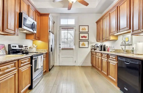Mid-City House | Maison de Manon, steps to the Street Car