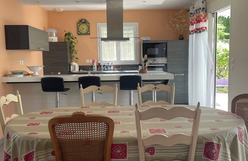 Cabrieres-dʼAigues House | Maison de Vacances Dans le Luberon