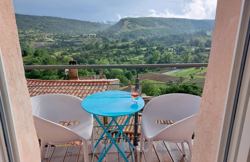 Coursegoules Apartment | Maison de Village Avec Balcon, vue Panoramique sur la Montagne, Four a Bois Wifi