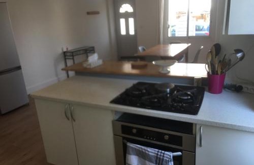 Cadenet House | Maison de village, les hirondelles