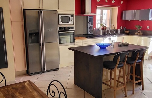 Pierrelatte House | Maison de Ville 130 M2 Avec Terrasse de 70 M2, Parking 3 Chambres + TV