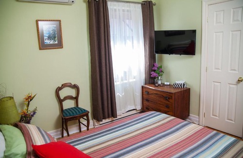Gay Village Bed & Breakfast | Maison Des Jardins B & B