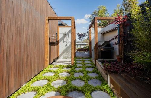 Jan Juc House | Maison Du Rocher - Meaby Street - Sleeps 6 - Pets