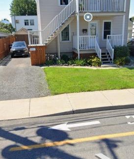 Saint-Edmond Apartment | Maison entière 4 chambres - Idéale pour familles et groupes - Jardin privé, BBQ, parking gratuit - Calme, spacieuse, check-in autonome, Wi-Fi rapide, Netflix