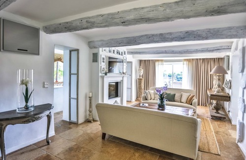 Gordes Villa | Maison Eclaircie - Three Bedroom Villa, Sleeps 6
