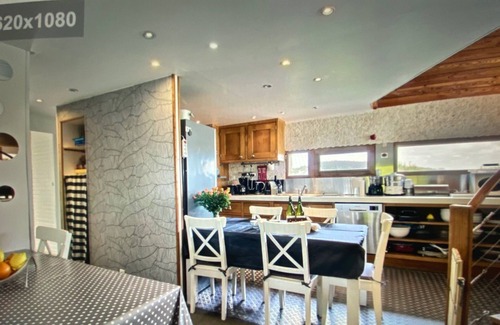 Saint-Michel-en-Greve House | Maison en bois face à la mer - Seaside charm on the Pink Granite Coast