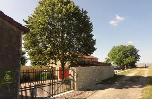 Charroux House | Maison en pierres rénovée avec cour close et terrasse privée, animaux admis, parking, Wi-Fi - FR-1-489-271