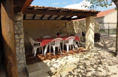 Charroux House | Maison en pierres rénovée avec cour close et terrasse privée, animaux admis, parking, Wi-Fi - FR-1-489-271