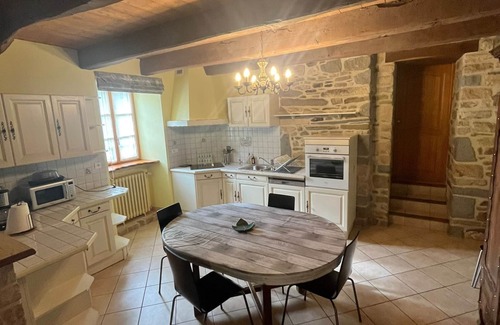 Le Faou House | Maison en Pierres au Faou, Centre Bourg et ses Services Accessibles à Pied