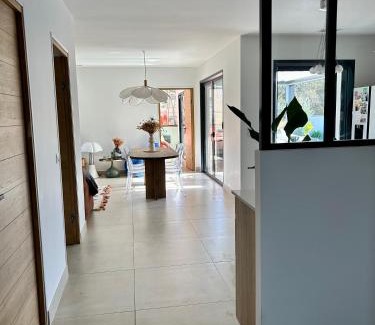 Saint-Martin-de-Hinx Villa | Maison familiale neuve avec piscine.